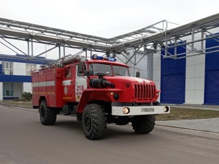 Спасатели транспортировали пациентку с инсультом в машину скорой помощи в Егорьевске