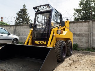 Неизвестный разгромил мини-погрузчик на проспекте Космонавтов в Королеве