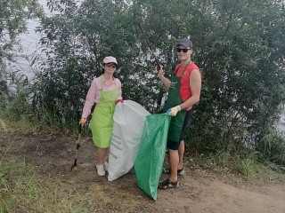 Более 50 человек навели порядок на берегу озера в Аборине