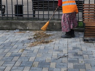 Коммунальщики Солнечногорска спутали уборку улиц с игрой в керлинг
