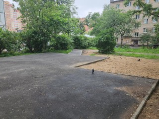 Во дворе на проспекте 60-летия Октября уложили новый асфальт