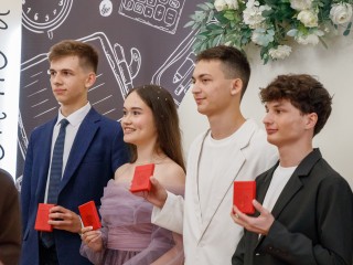 «Золотой фонд» округа: в Ступине чествовали лучших выпускников на Балу медалистов