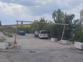 Дорогу между микрорайоном Южным и Дзержинским освободили от бетонных блоков