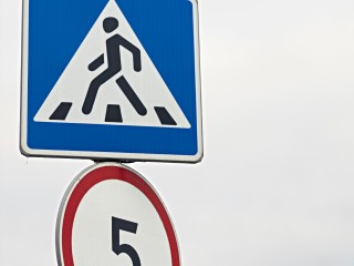 В Истре подростки залезли на дорожный знак, подражая интернет-тренду