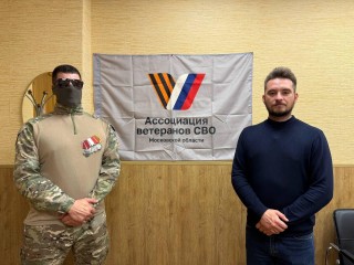 Боец в отпуске помог собрать посылку для своих