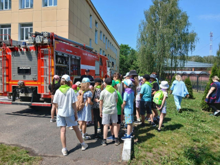 Дети из пришкольного лагеря в Зарайском познакомились с работой пожарных