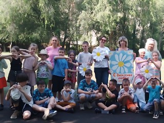 В лагере «Алые паруса» устроили конкурс семейных рисунков