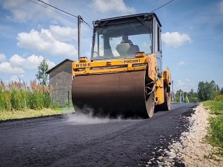 В мкр Солнечный начали укладывать асфальт около участков многодетных семей