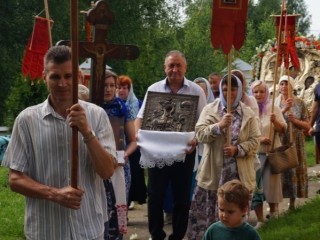 Крестный ход в День Тихвинской иконы Божьей Матери объединил сотни воскресенцев