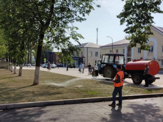 У городской администрации расширили тротуар и постелили газоны