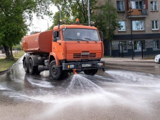 Коммунальщики Лыткарина моют дороги и поливают клумбы