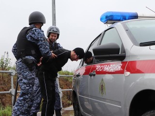 Асоциальные типы обосновались у модного магазина в Павловском Посаде