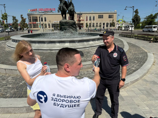 Волонтеры раздали более 2000 бутылок воды жителям округа