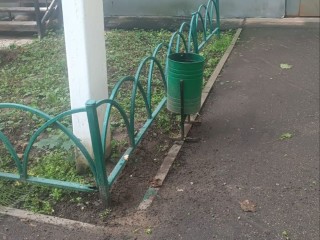 Урну починили во дворе дома в Пушкино и убрали мусор
