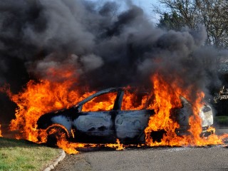Пожарные потушили загоревшийся автомобиль на улице Фабричной