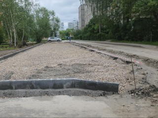 Расширение парковок во дворе 6-го микрорайона завершат в ближайшее время