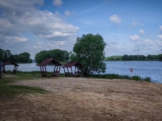 Пляж на Бельском озере снабдят лежаками и зонтиками от солнца