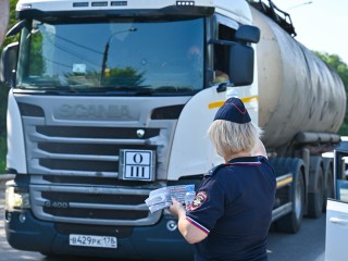 В Ленинском округе водителям и пассажирам раздали воду в аномальную жару
