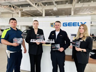 Сотрудники ГИБДД Одинцова и Власихи провели акцию «Некуда спешить» в автосалоне