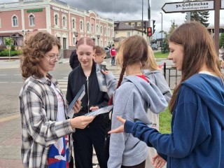 Буклеты-памятки «Скажи наркотикам нет» раздавали на улицах волонтеры Бронниц