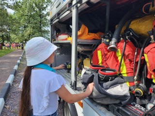 Для детей из Фрязина провели экскурсию по пожарному и спасательному автомобилям