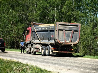 Жители Подмосковья зафиксировали на видео сброс отходов из машин