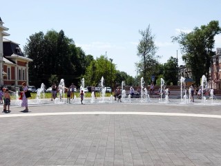 На благоустроенной площади в Хотькове обустроили плоскостной фонтан