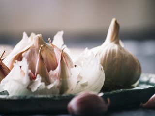 Чудо-подкормка для чеснока: как вырастить головки размером с кулак