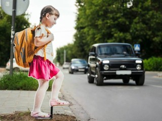 На пешеходных переходах Лосино-Петровского установили 10 пластиковых фигур детей