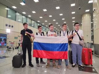 Из Парижа с медалями: школьников – победителей мировой олимпиады по физике встретили в Домодедово