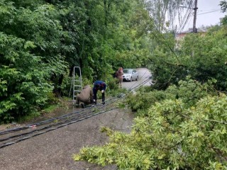 ЧП в Коренево: специалисты устраняют последствия падения опоры электропередачи