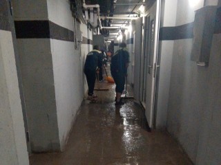 Специалисты устраняют подтопление подвала в многоэтажке Люберец