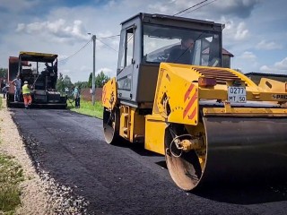 В Бронницах завершают укладку асфальта рядом с участками многодетных семей