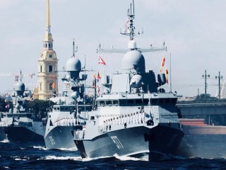 «Крепкого здоровья, семейного благополучия»: глава Бронниц поздравил военных моряков с Днем ВМФ России