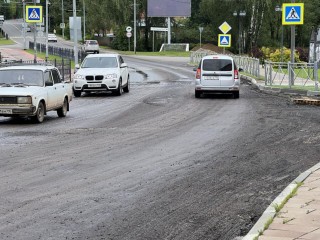 На трех центральных дорогах Талдома начали менять асфальтовое покрытие