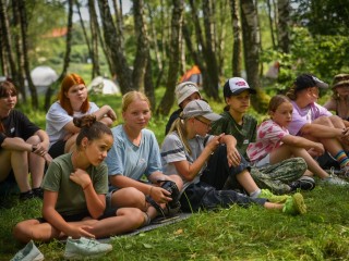 В походе ребята «Бронницкой казачьей сотни» стреляли из винтовки, готовили шурпу и пели у костра