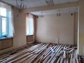 Строители демонтируют полы и потолки в Раменской центральной библиотеке