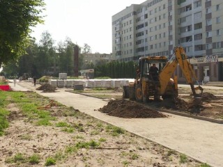 В Клину коммунальщики обновляют плитку у стелы воинской доблести