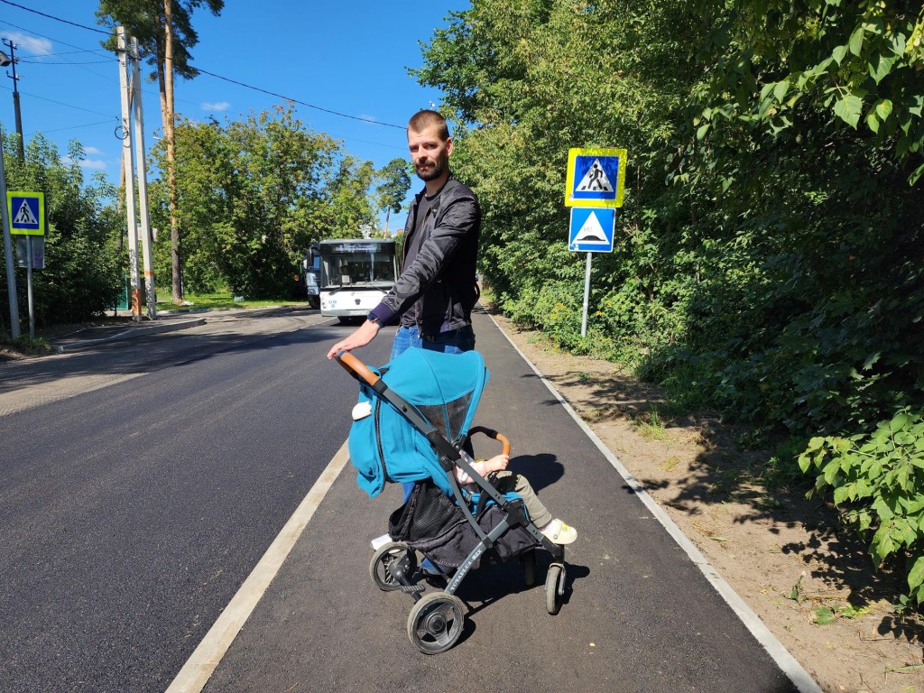 Папы Раменского оценили новый тротуар на улице Серова — теперь гулять с колясками удобнее