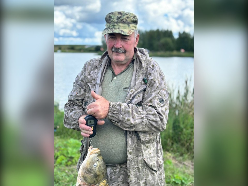 Житель Лотошина поймал гигантского карпа