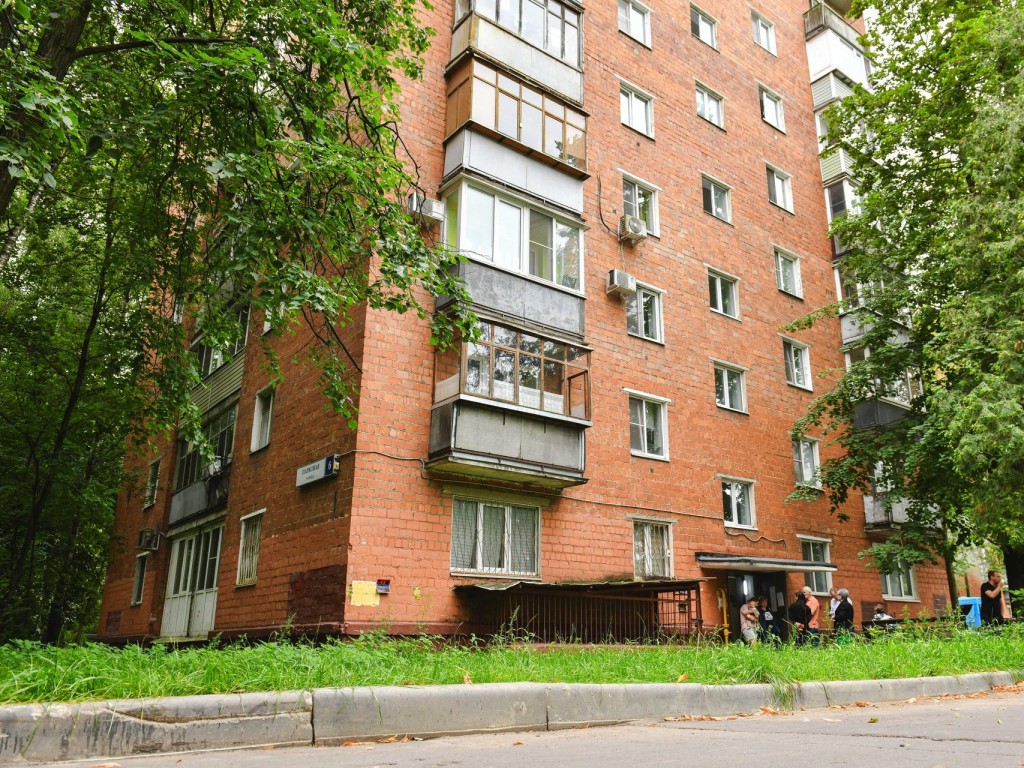 В Химках ремонтируют подъезд дома на улице Парковая