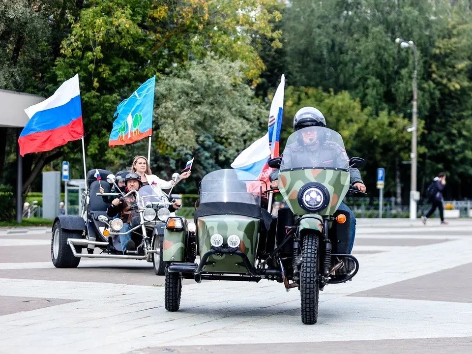 Байкеры Красногорска устроили мотопробег ко Дню флага