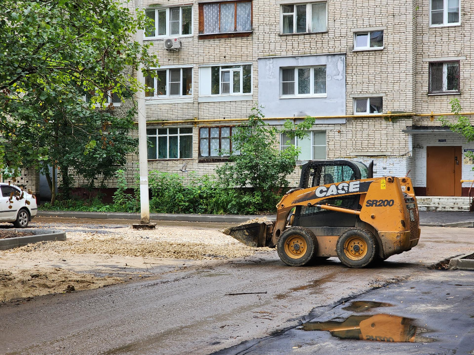 На Восточной улице в Электростали рабочие завершают реконструкцию двора