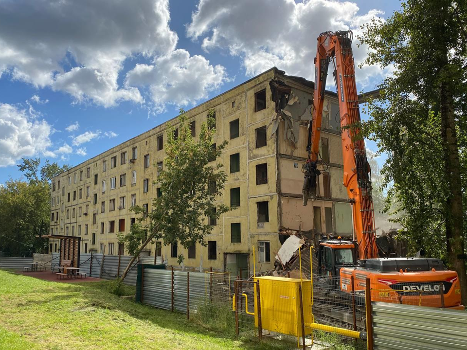 В Лыткарине начали снос аварийного дома на улице Набережной