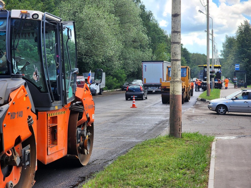 Новое сверхпрочное покрытие укладывают на улице Приборостроителей в Дубне