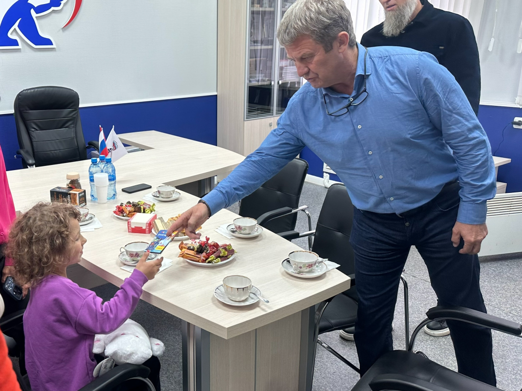 Детям без вести пропавшего участника СВО вручили подарки накануне нового учебного года
