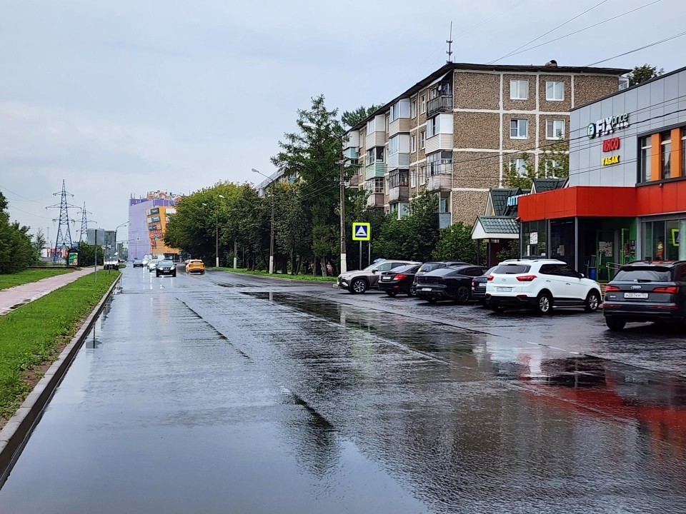 На улице Мира обновили проезжую часть и расширили парковки