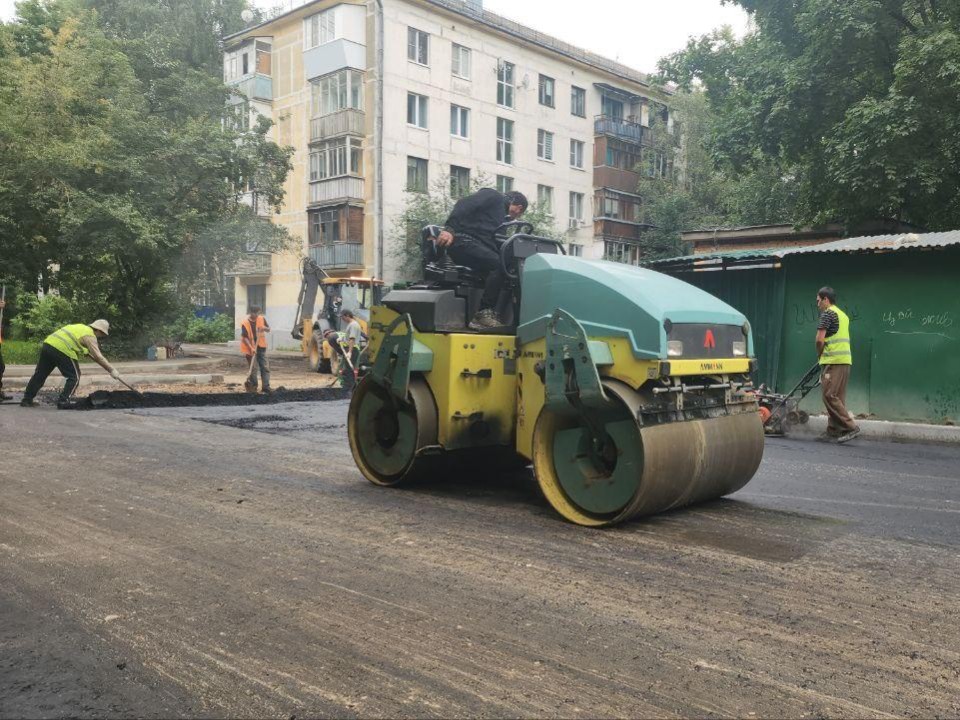 На улицах Ленина и Мирной укладывают второй слой асфальта
