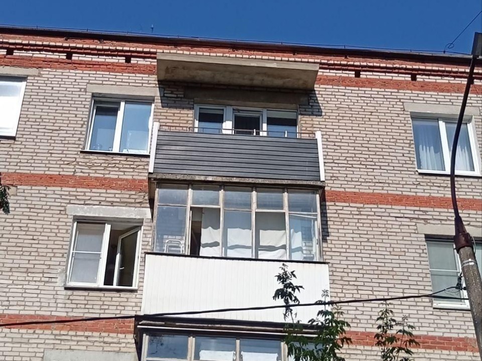 Сотрудники управляющей компании ремонтируют балконы и фасады двух домов