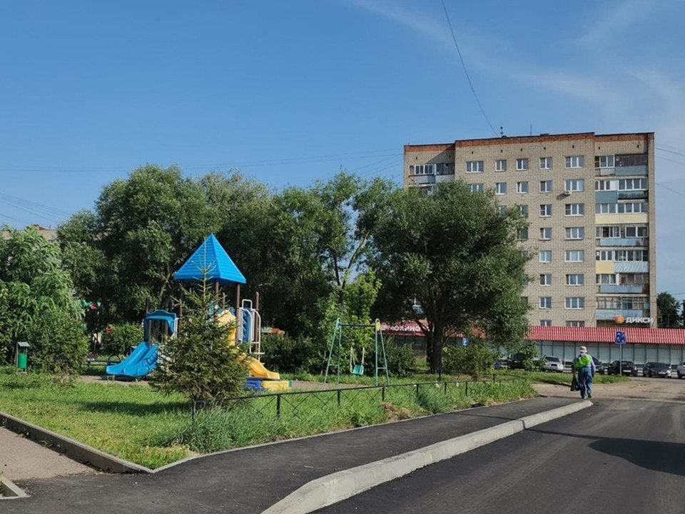 Во дворе на Весенней установят лавочки и стильные урны, а территорию озеленят